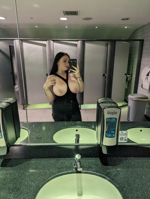 What do you think to my easy to flash in outfit?😉😉