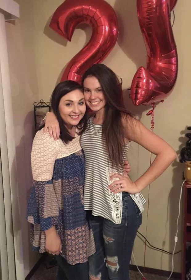 BFFs! [2] Which one would you pick to spend the night with, and what would you do to her? 😏