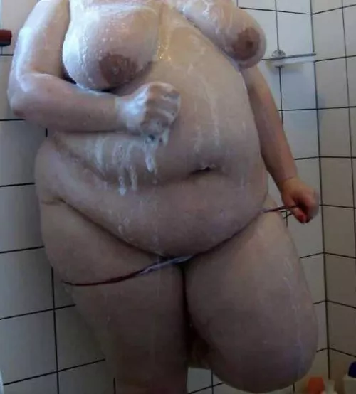 How boring is my bathroom huh ? 😉