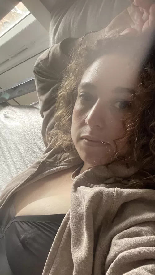 I’m sleepy and horny and need a cutie to entertain me. Don’t worry, I’ll tell you exactly what to do.