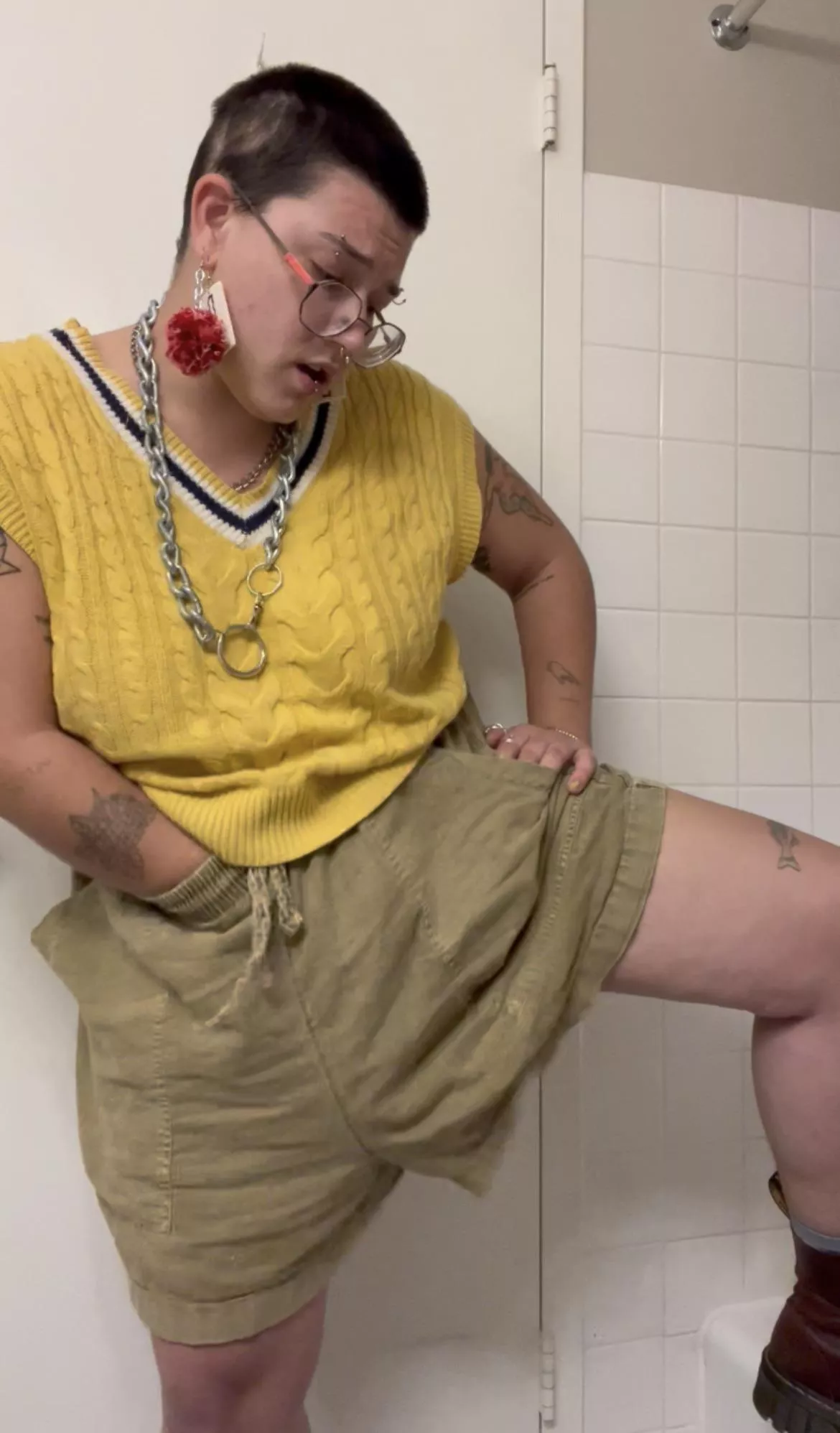 The boots, flagging earring, and chains stay ON while jerking off ‼️🥾