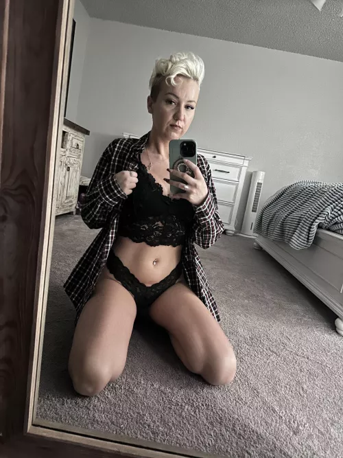 This MILF vampiress is looking for her next victim to bite😈