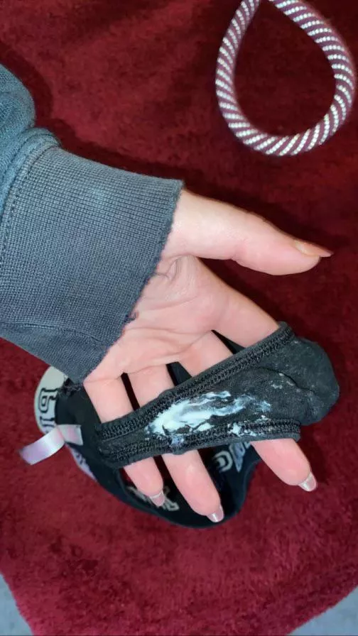 Been horny for days and it makes me so so creamy. Lick it up?