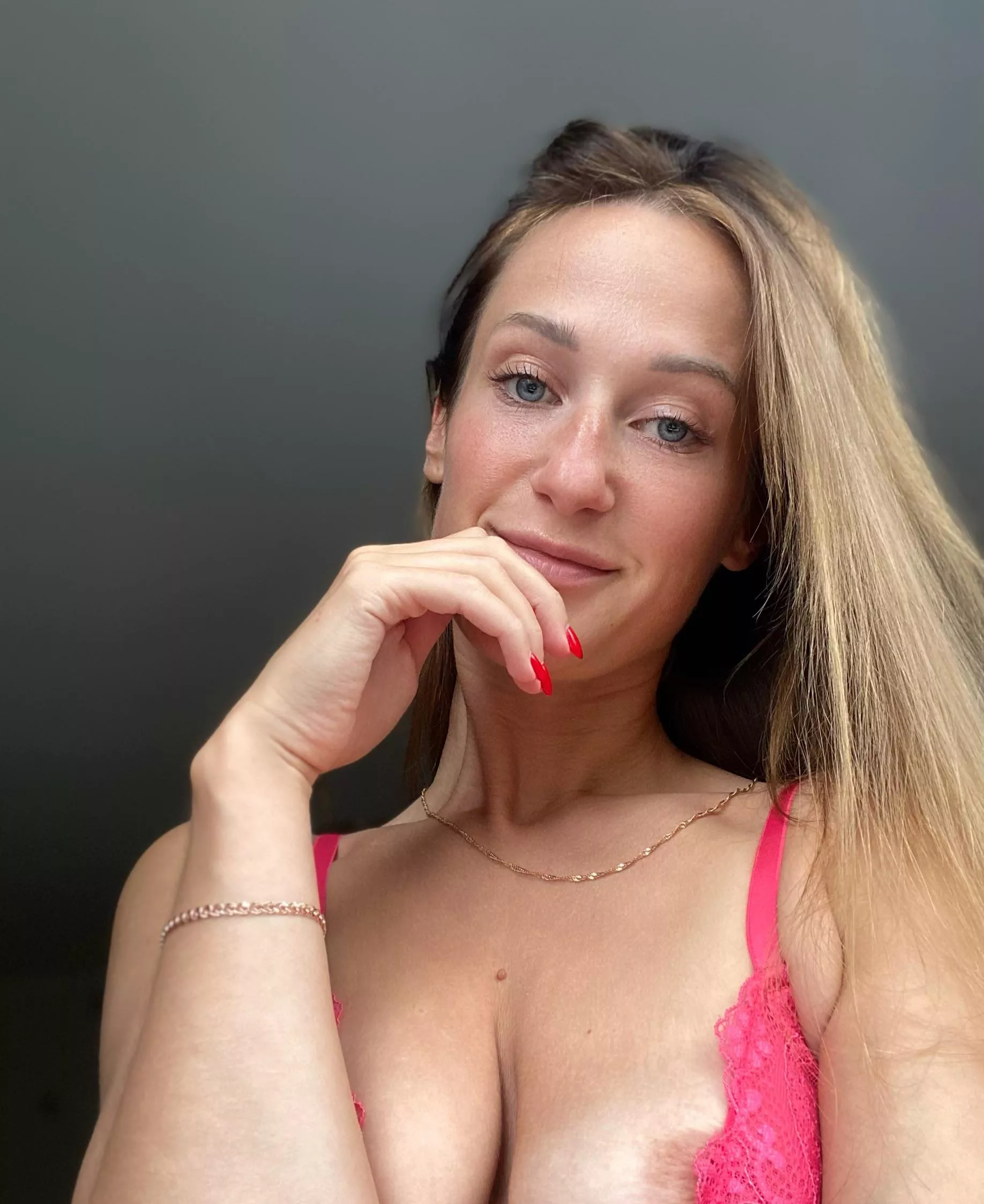 Damn, that nip slip!!!