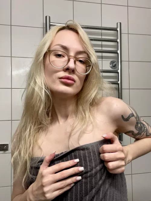 Feeling playful after shower 🤍 [F]