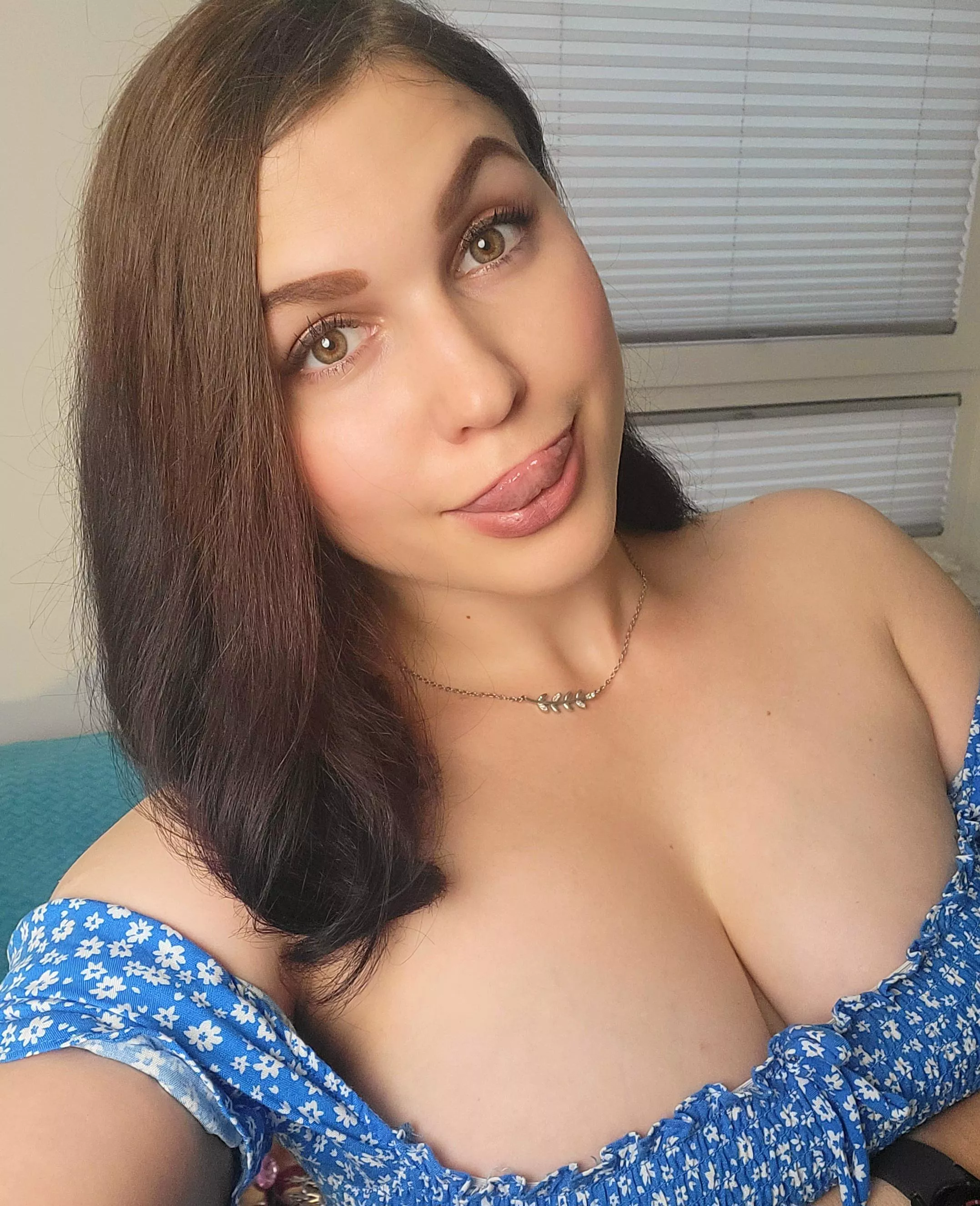 Hey coming online to @chaturbate [Tiny_hat] 😙