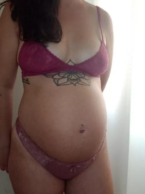 Heyyy 🫦 what do you think about my tattoo on my pregno belly? Send me some loveee ❤️‍🔥 30 weeks todas!