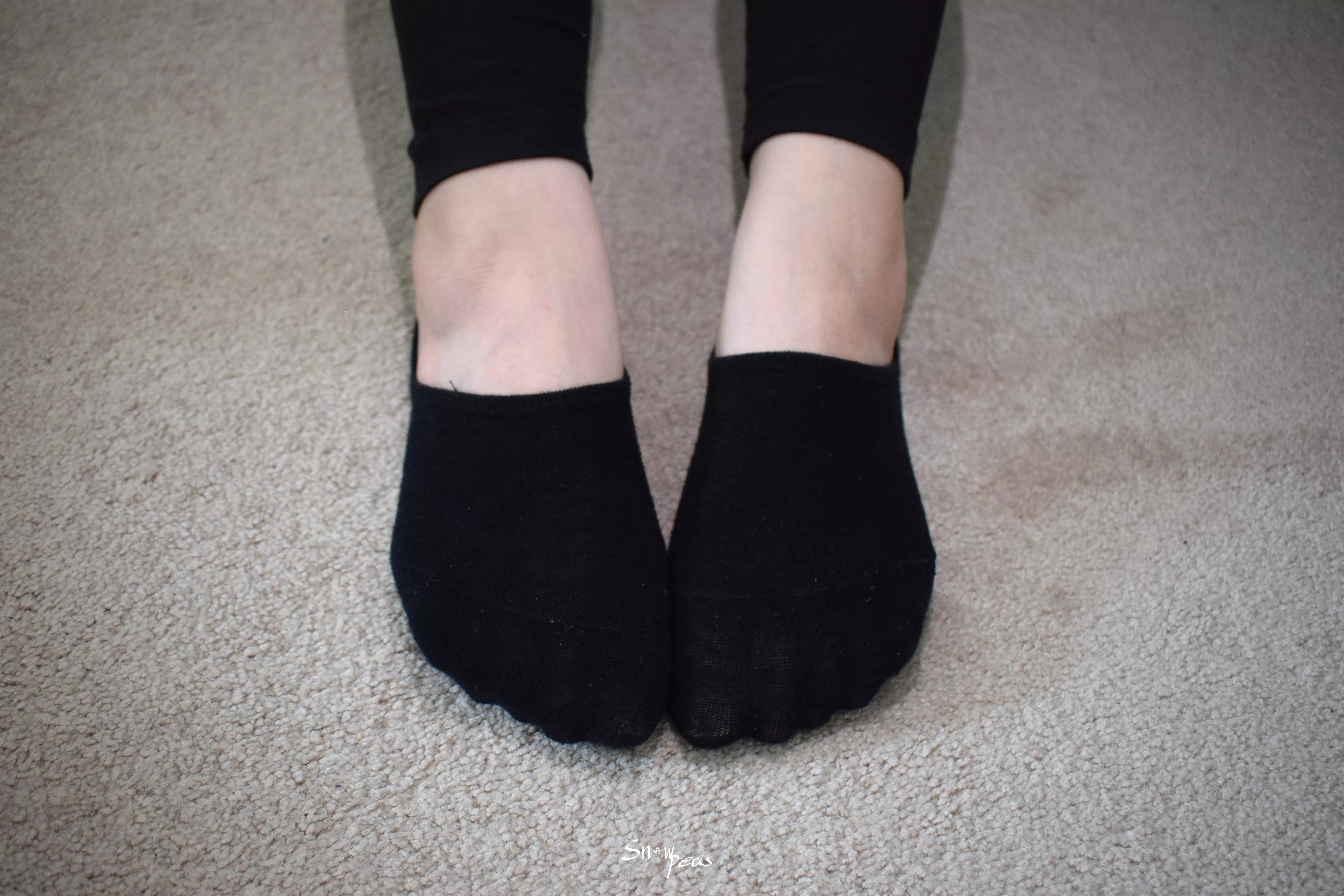I love black ankle socks, if you cum on them, people could see it so well!