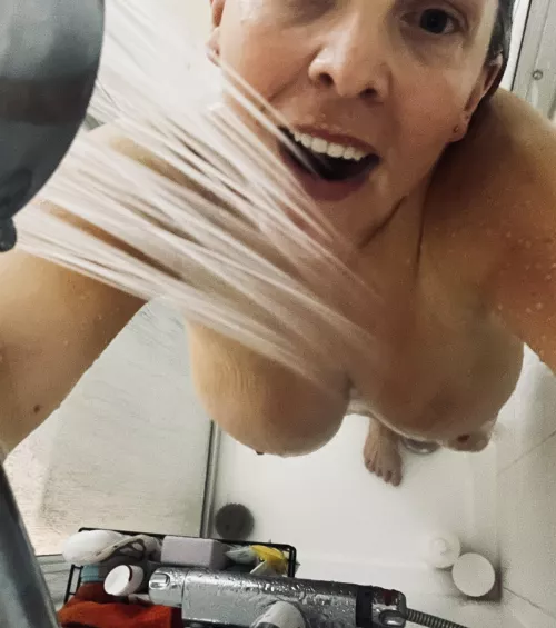 I love to make content in the shower and at the gym sshhh