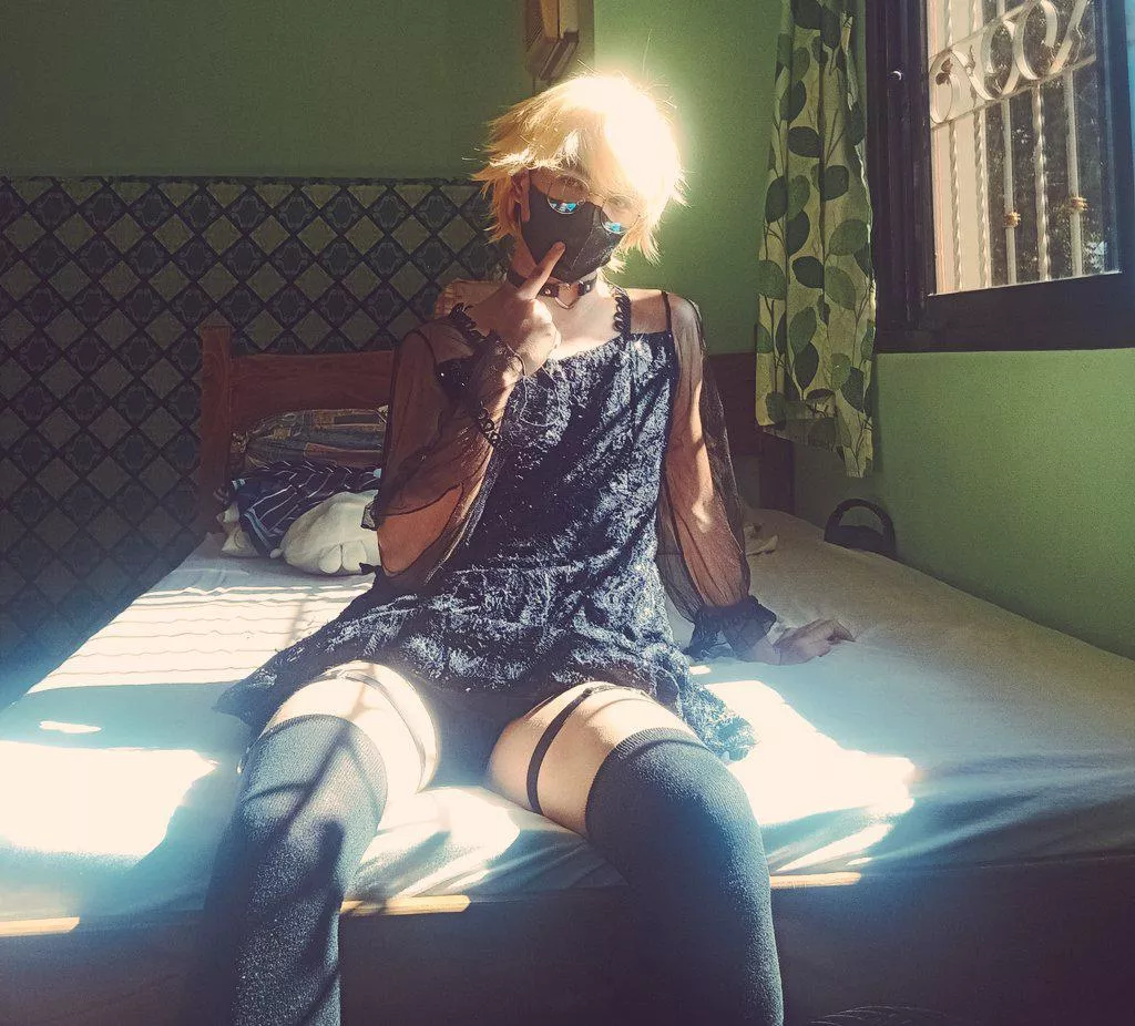 I suddenly appear in your room like this, what are we gonna do..~? 🖤