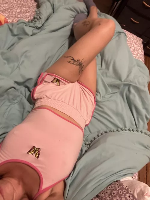 Just a lil butterfly babe [F] 🦋