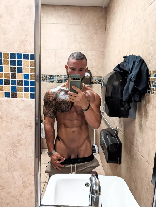 Just a lil gym flex tease for this Tuesday [m]