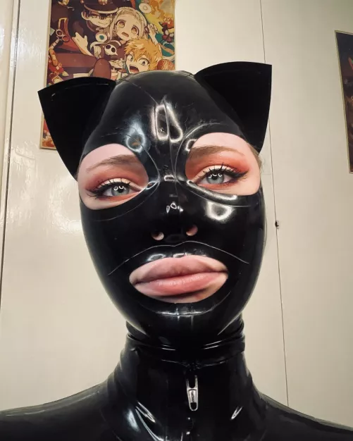 Nothing make me smile more than a latex hood 😊🖤