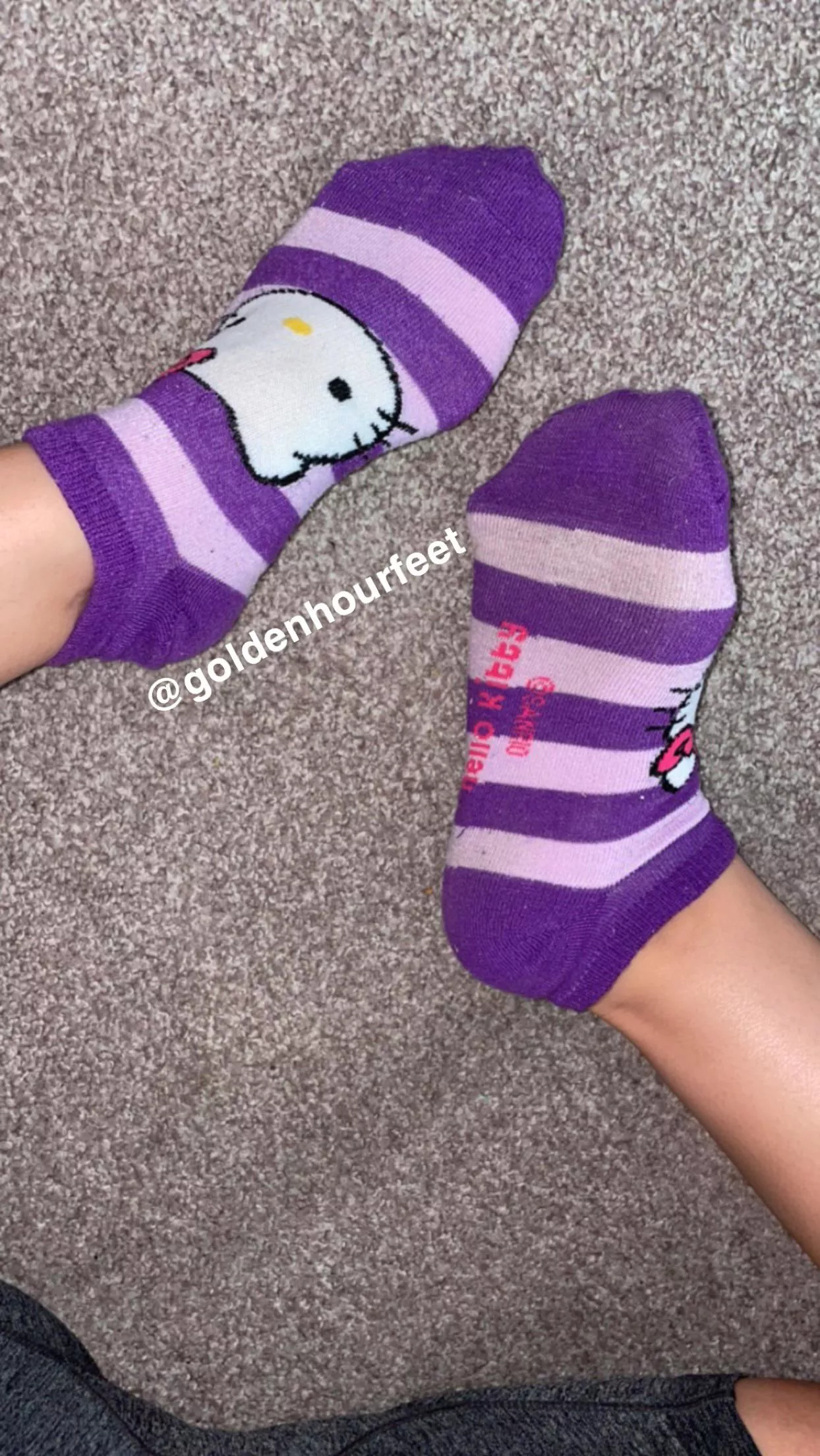 [selling] my cute hello kitty socks😈