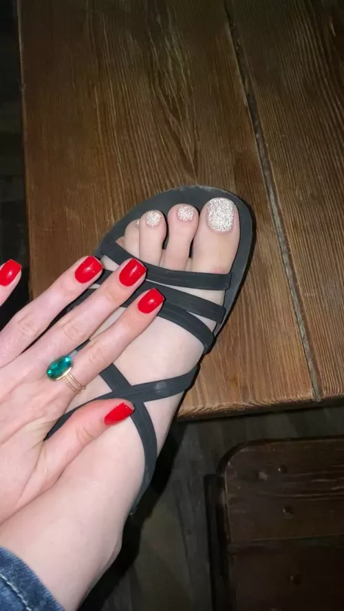 short red nails look elegant