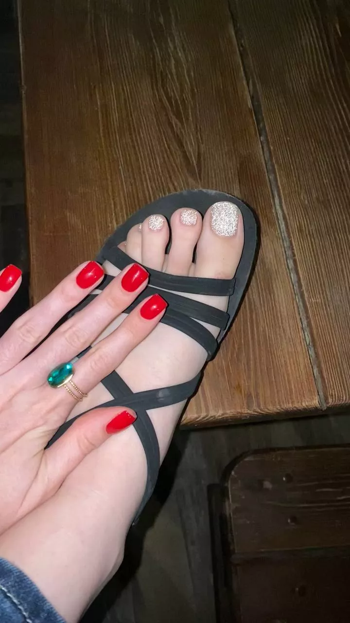 short red nails look elegant