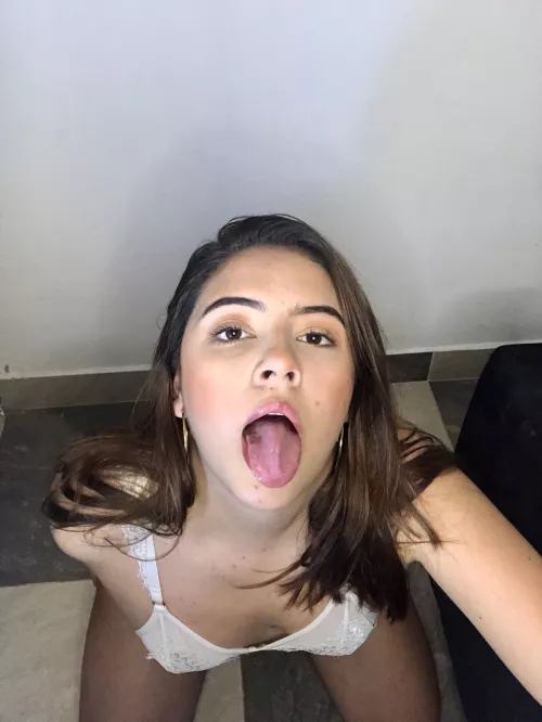 Spray this cam girl down 💦