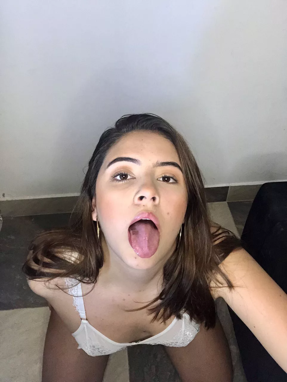 Spray this cam girl down 💦