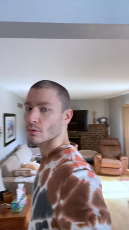 Tiny bit Blurry because it was a dramatic head turn ;) wouldn’t it be coool to become art on the show glow up ! Gotta try some makeup I think 🧐