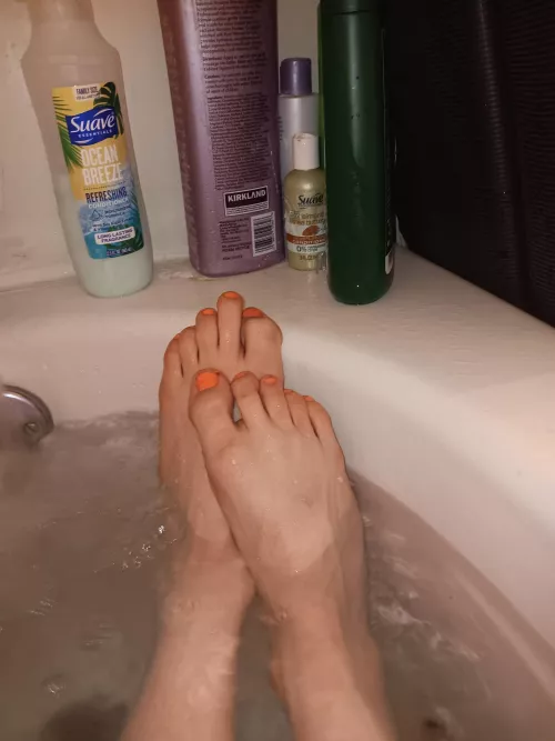 Tub time toes