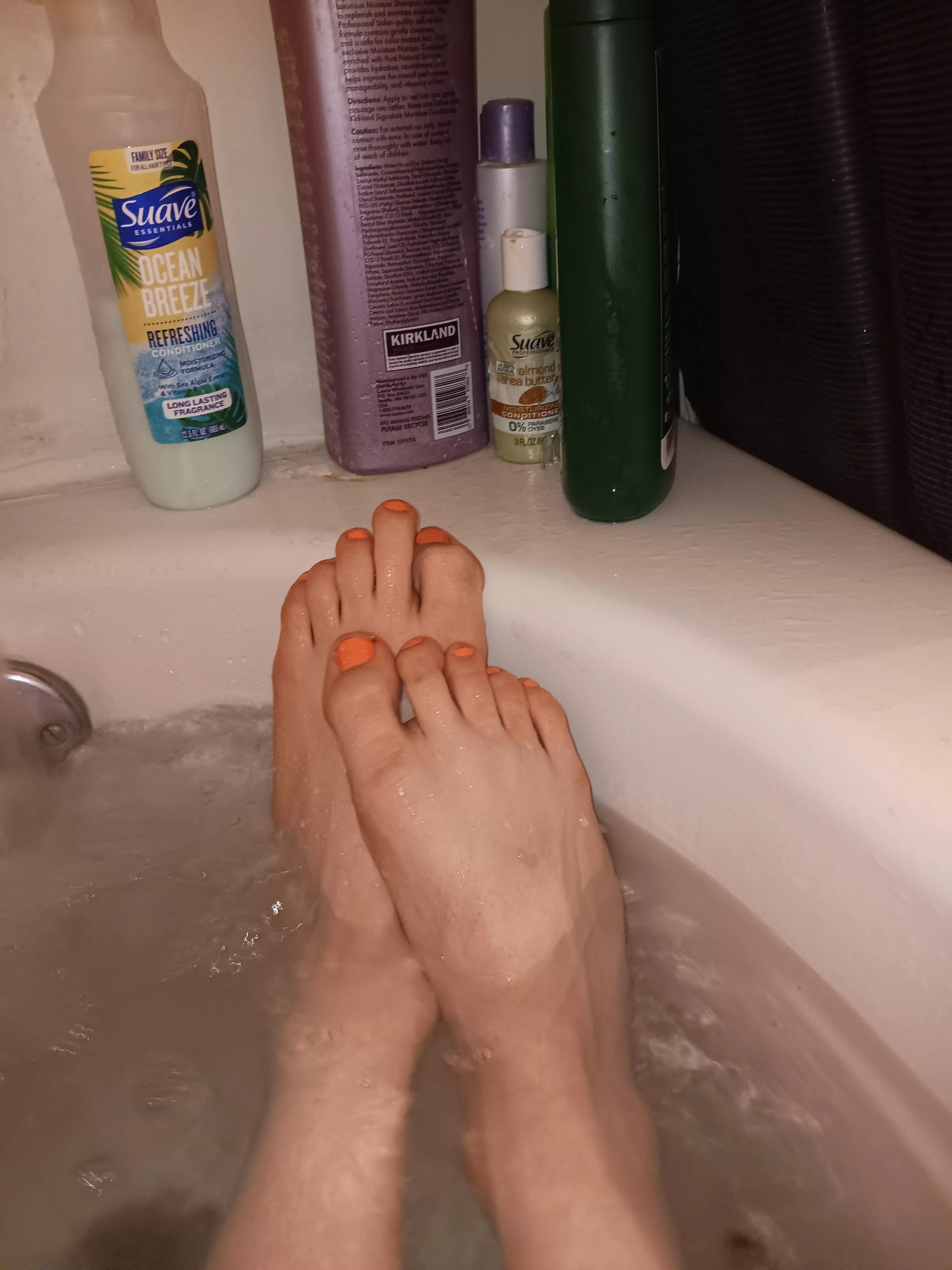 Tub time toes