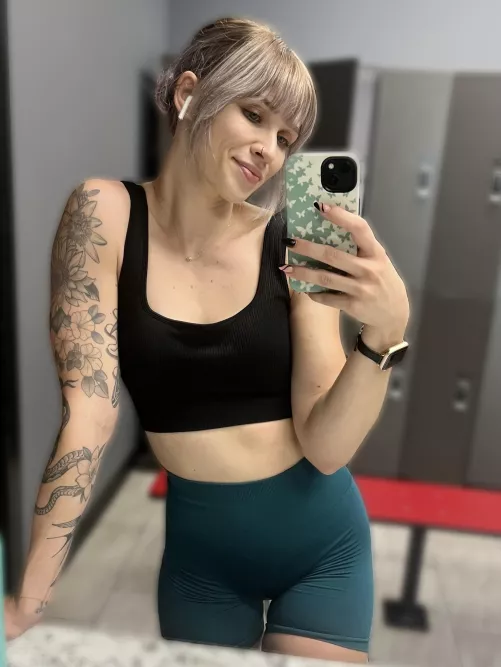 Wanted: a gym partner to squeeze my butt (f)