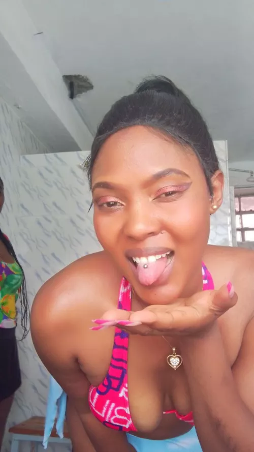 We both know this pink set won't stay on me for very long 💦👅