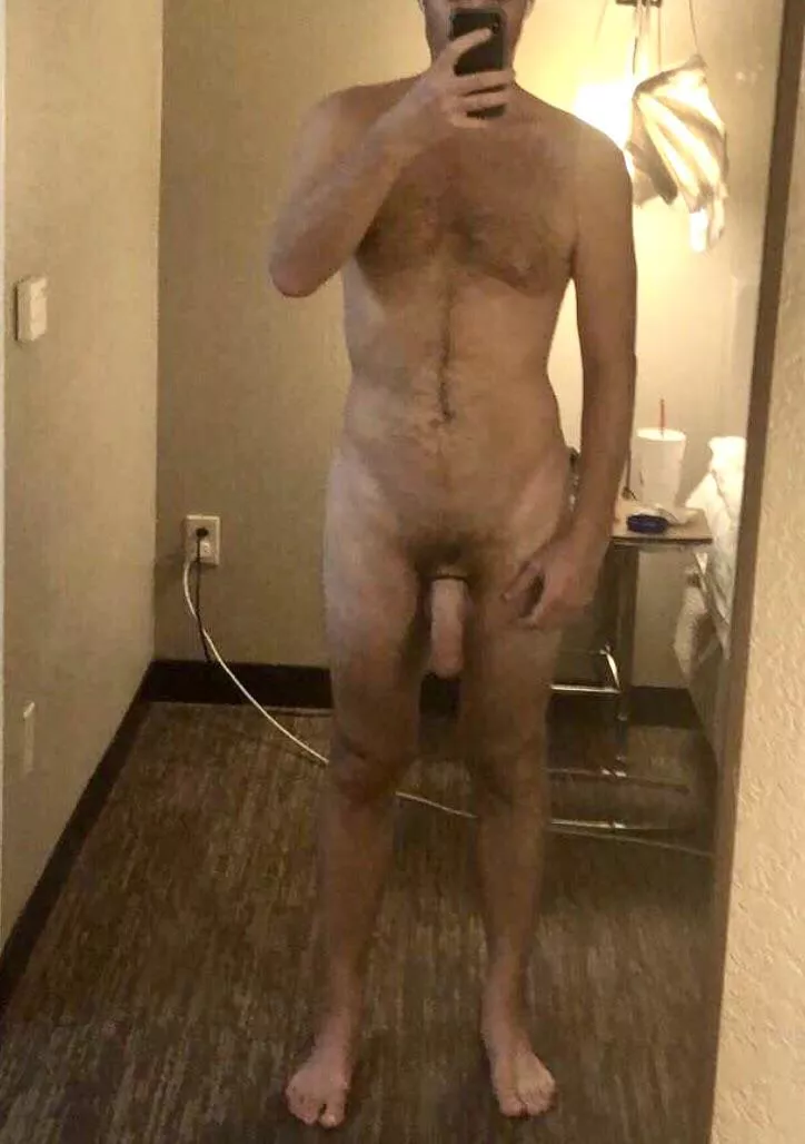 [42] 6ft5 daddy all alone in this hotel. PM’s welcome