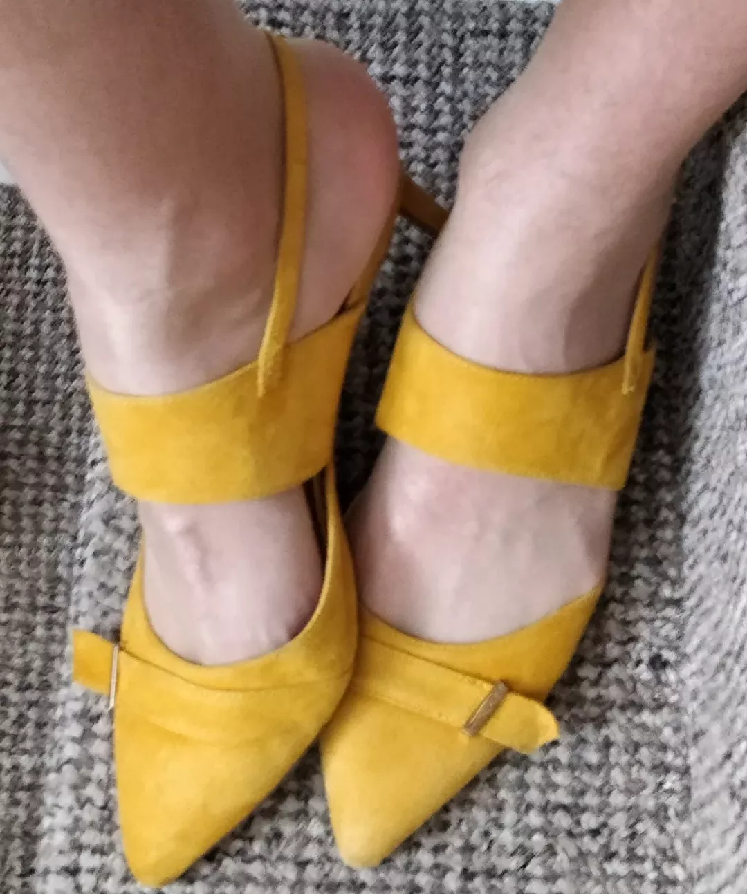 Beautiful yellow kitten heels 😺