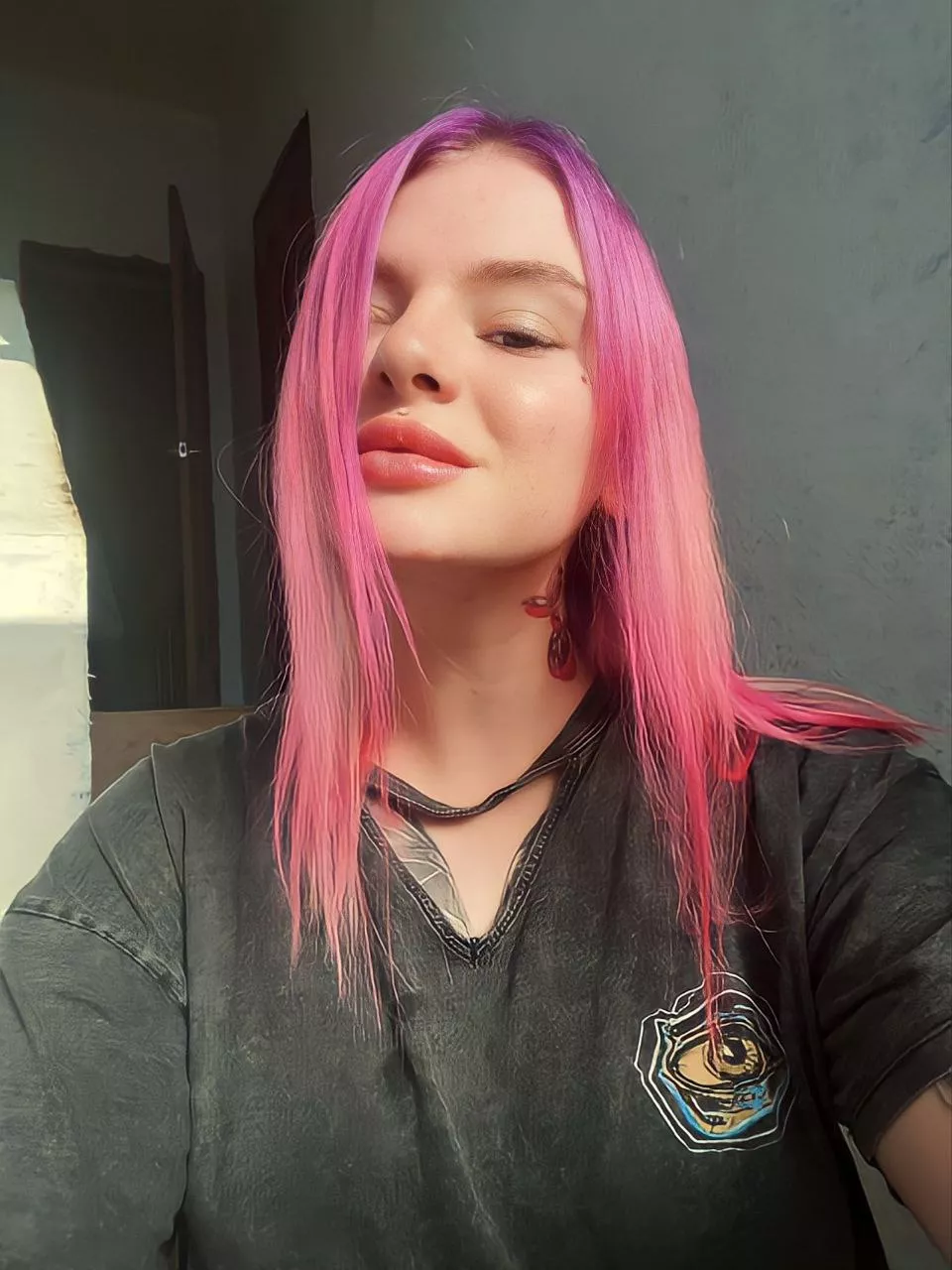 Do I look like the girl you would swipe right or left?