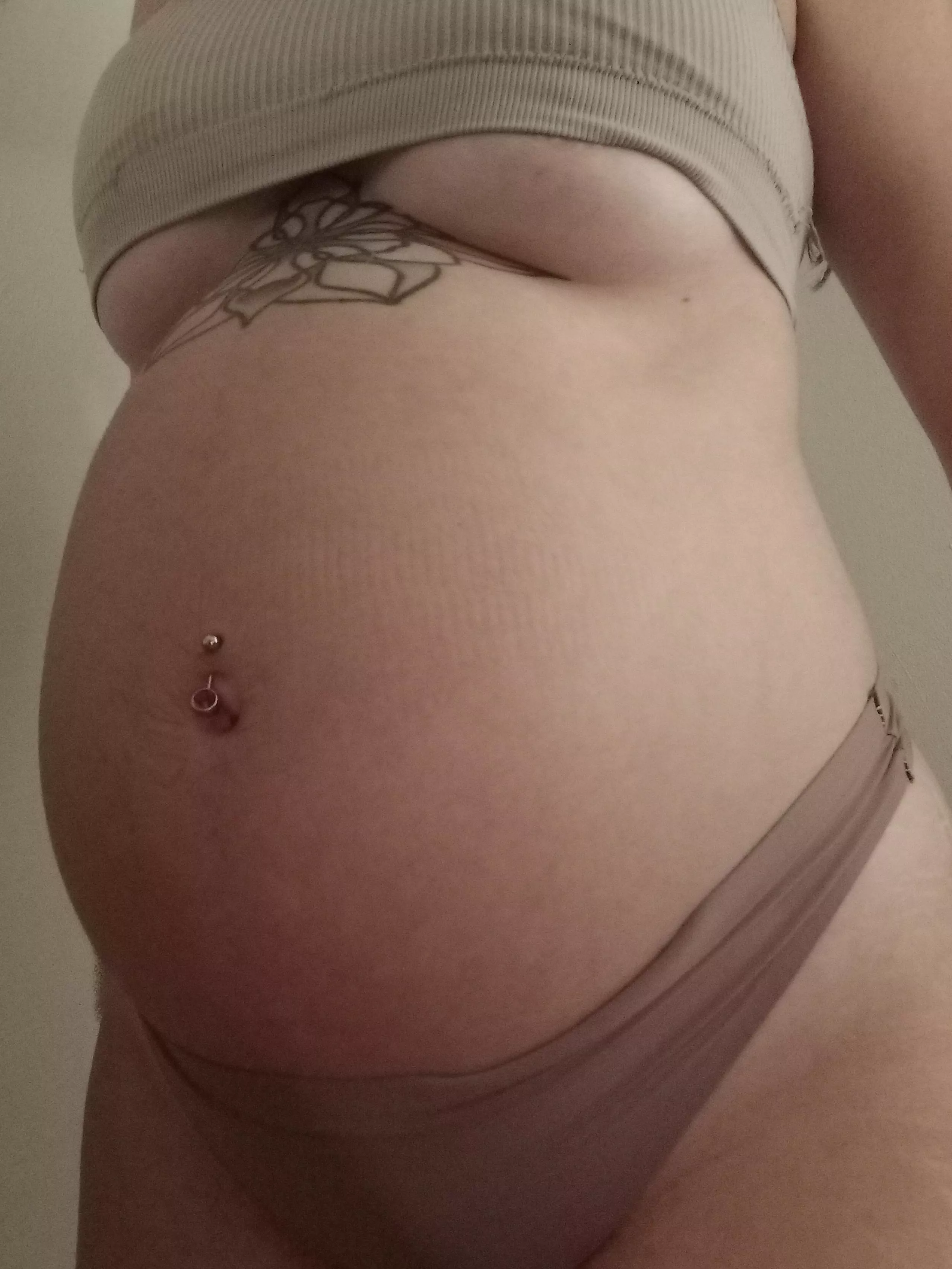 I just get bigger and bigger... do you like my big pregnant belly? 👅👅