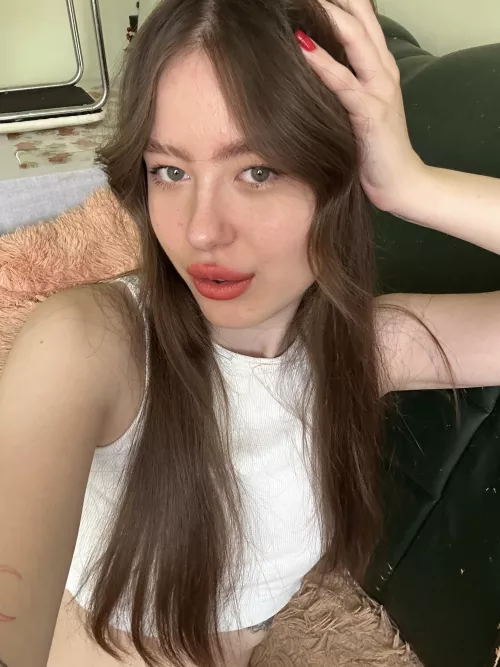 I'm a small girl with small boobs. Do you like those? 😈