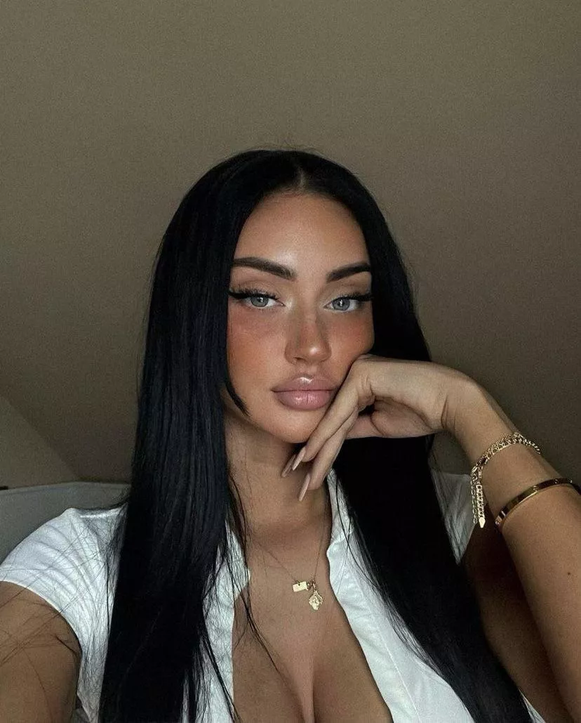 I’m stroking to chavs right now . Help me out 😋