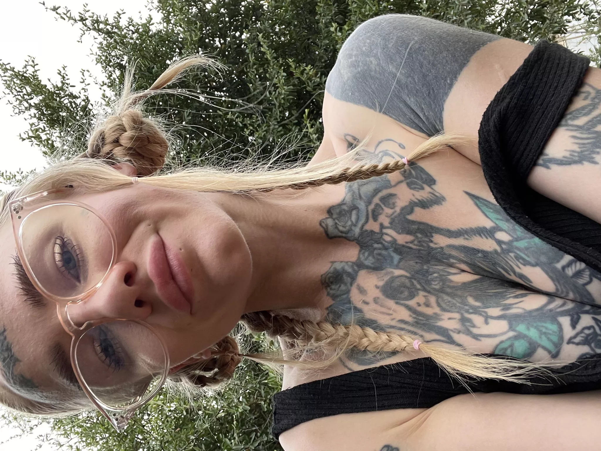 Inked beauty with glasses that'll make you weak