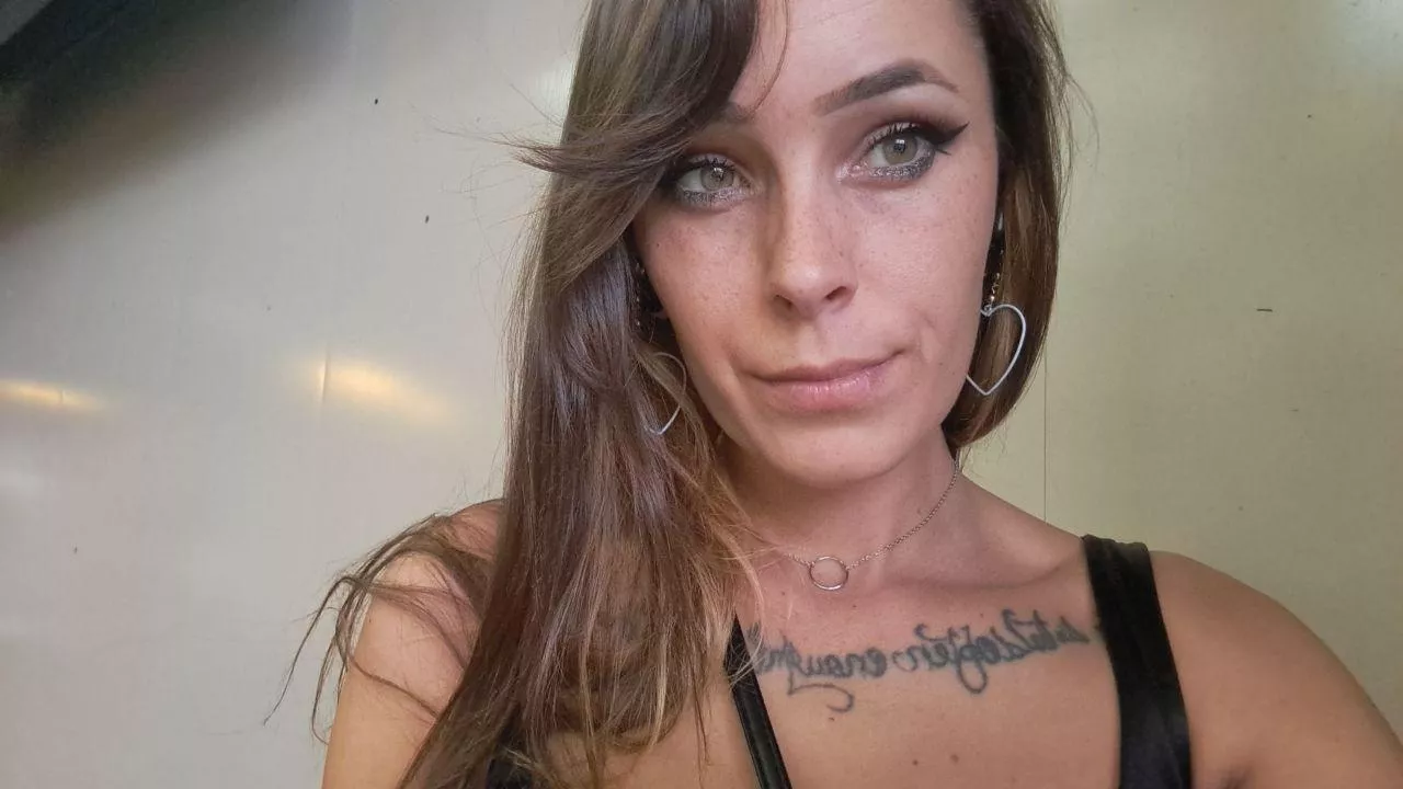 Olive skin, green eyes and freckles as an added surprise