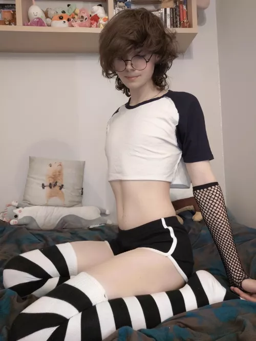 Say hi if you like my tummy 🥺