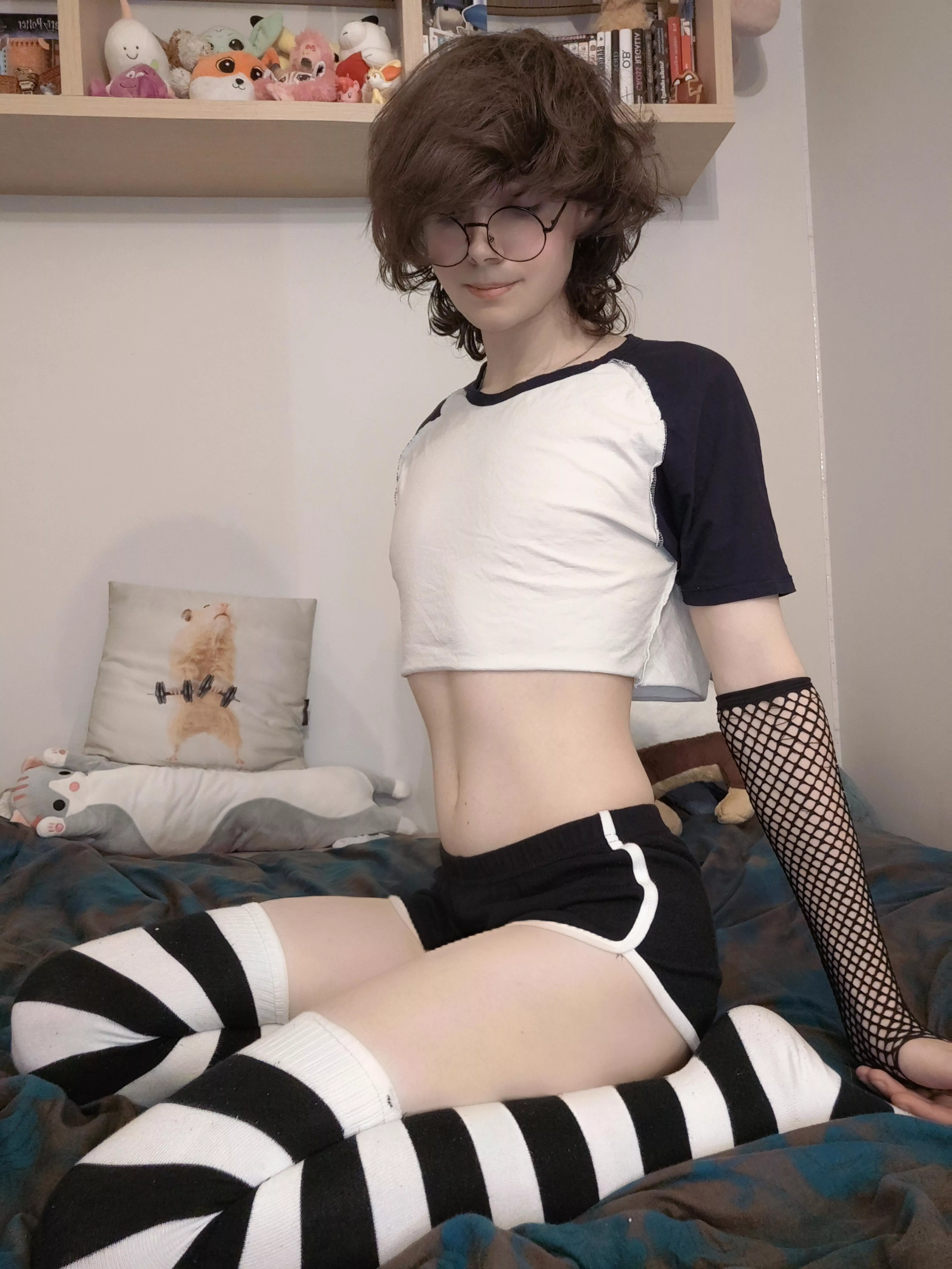 Say hi if you like my tummy 🥺