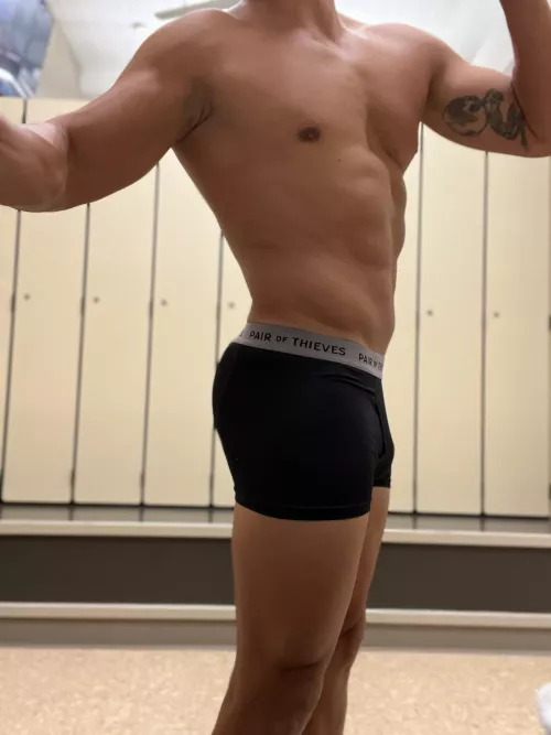 Sneaky gym time hump day pic! Wanna get sweaty with me?