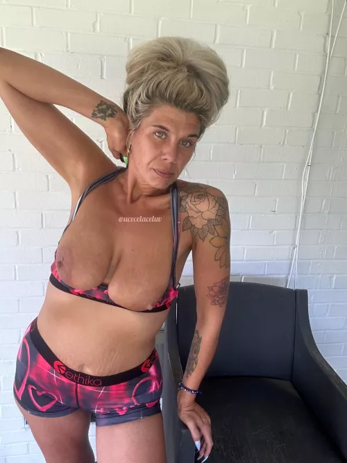 Thirsty Thursday, calls for a little topless tits (f)