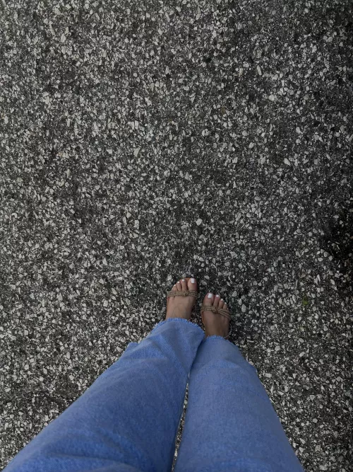 wanting to paint my toes white so bad!