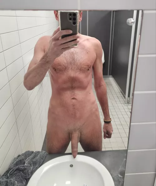 Who pees wearing no towel?