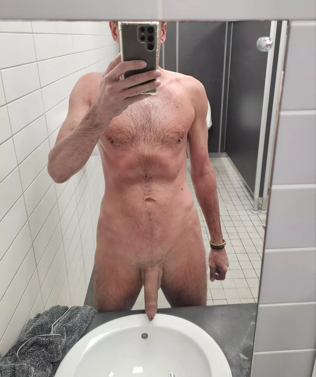 Who pees wearing no towel?