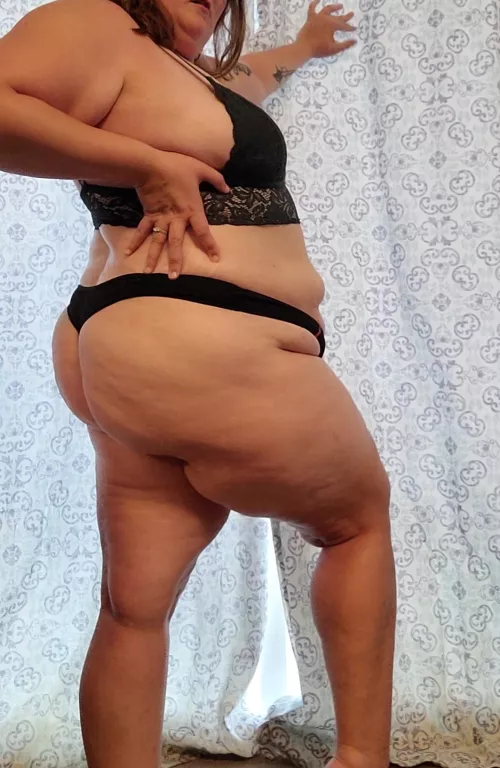 Big booty in a thong 😍