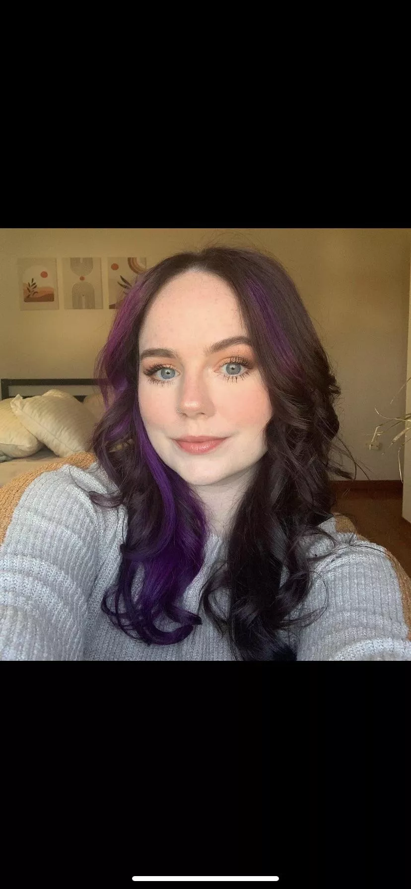 Brunette with a pop of color >>