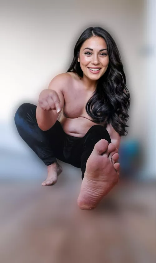 Come lick these sweaty feet