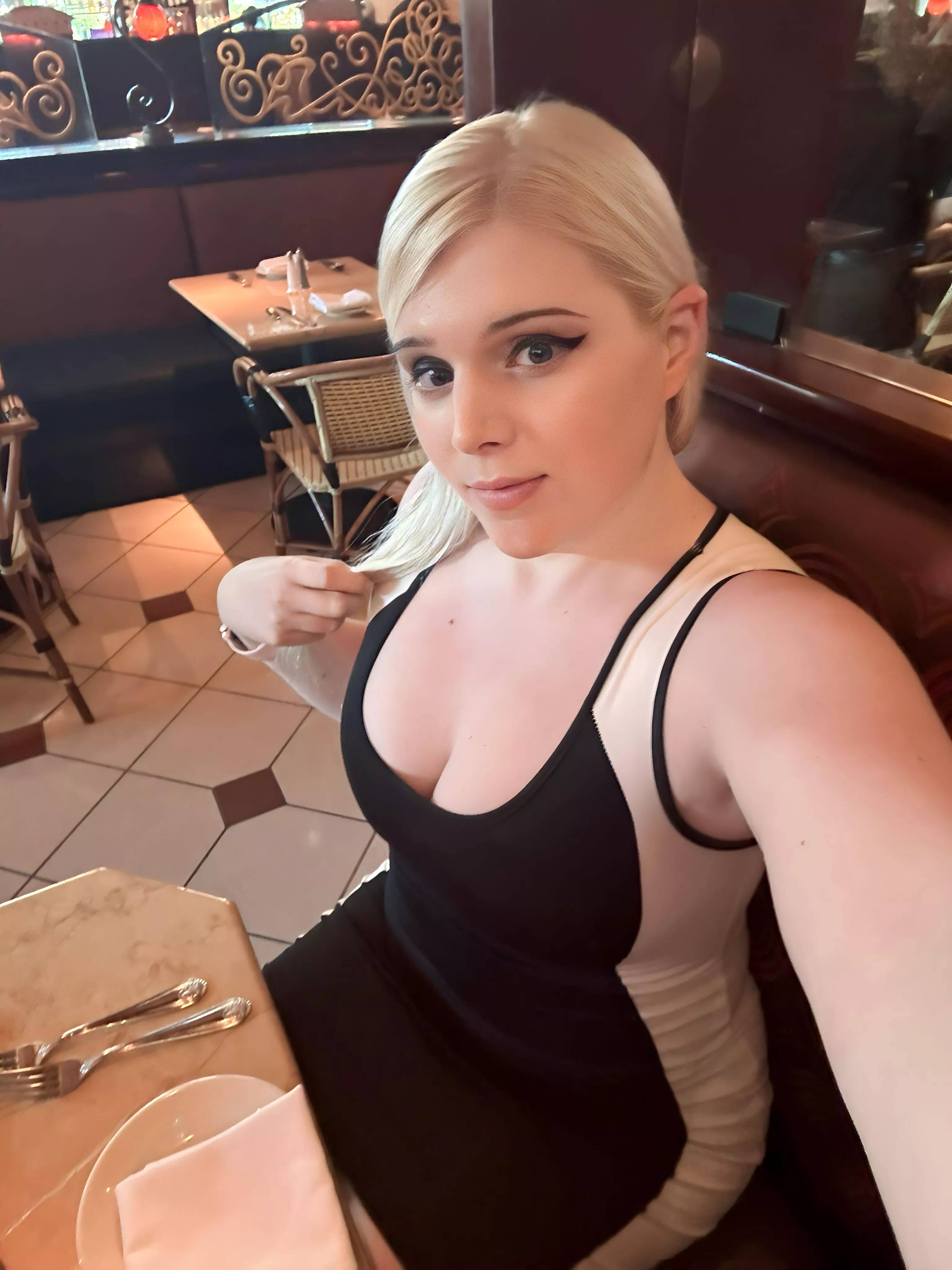 Did this curvy femboy look cute at dinner? 🥰