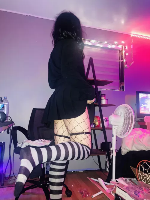 Hiiiiii (ignore messy room)