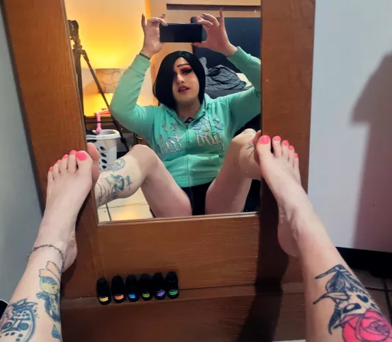 I love having pink toes. I feel so feminine when they're painted like that 🌸.