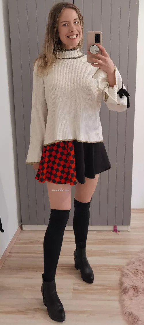 I really like the miniskirt in combination with the thigh highs ✌️