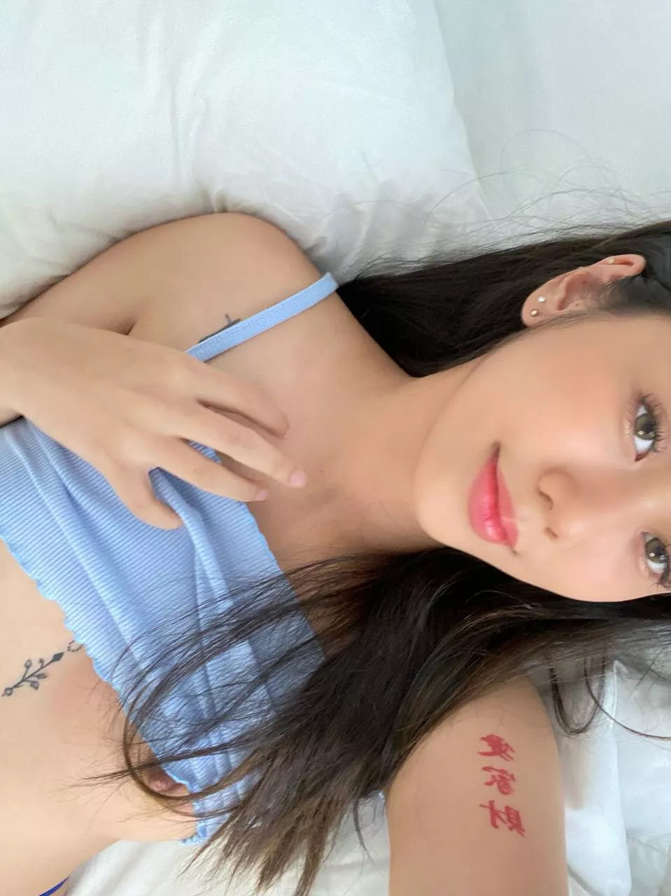 oops... nipple photobomber😜